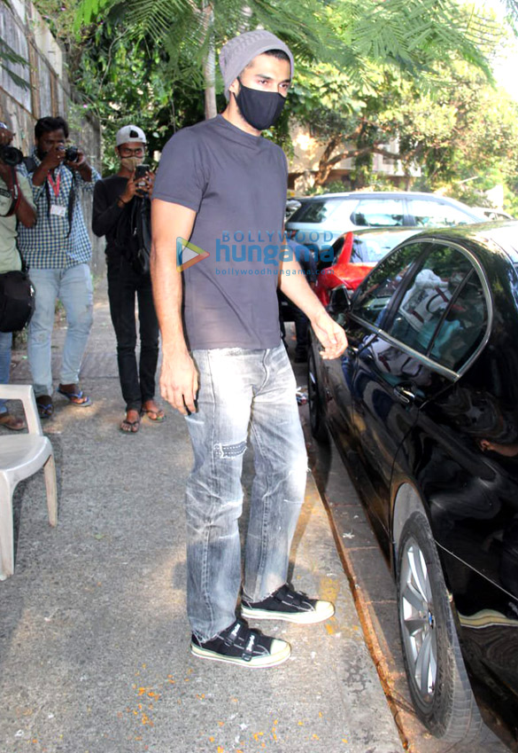 photos aditya roy kapur spotted at hakims aalim salon in bandra 2