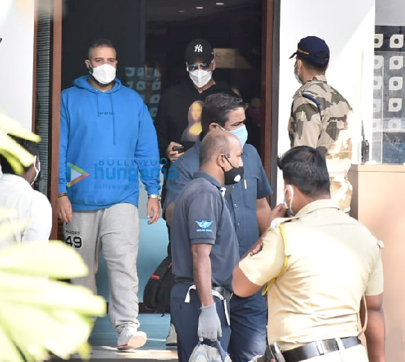 Photos: Akshay Kumar, Jackky Bhagnani and Shabina Khan snapped at the Kalina airport Photos: Akshay Kumar, Jackky Bhagnani and Shabina Khan snapped at the Kalina airport