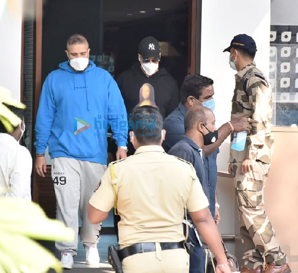 photos akshay kumar jackky bhagnani and shabina khan snapped at the kalina airport 3