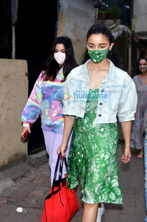 photos alia bhatt spotted with sister and mom in bandra 2