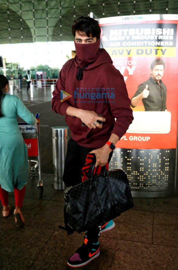 photos ananya panday and maniesh paul snapped at the airport 6