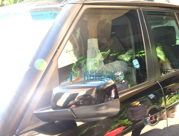 photos arjun rampal snapped leaving for ncb office 3