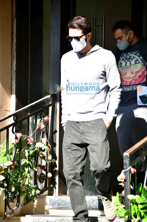 Photos: Arjun Rampal snapped leaving from his residence Photos: Arjun Rampal snapped leaving from his residence