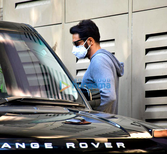 photos arjun rampal snapped leaving from his residence 2