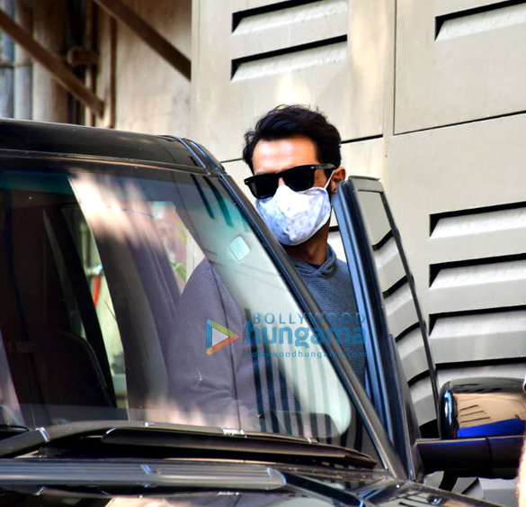 photos arjun rampal snapped leaving from his residence 3