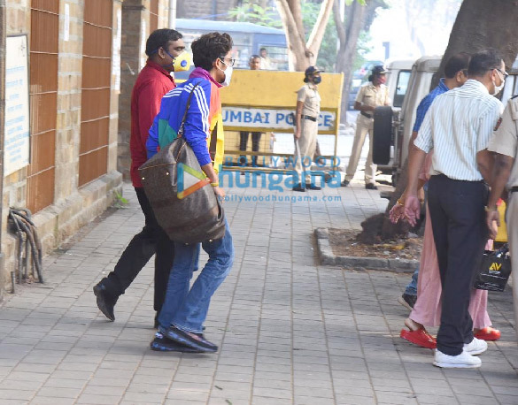 photos bharti singh and harsh limbachiyaa leave ncb office 4