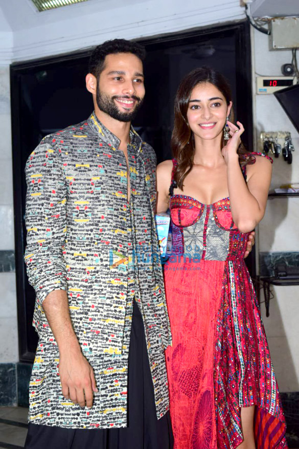 photos deepika padukone ishaan khatter and shakun batra snapped at siddhant chaturvedis house in juhu3 3