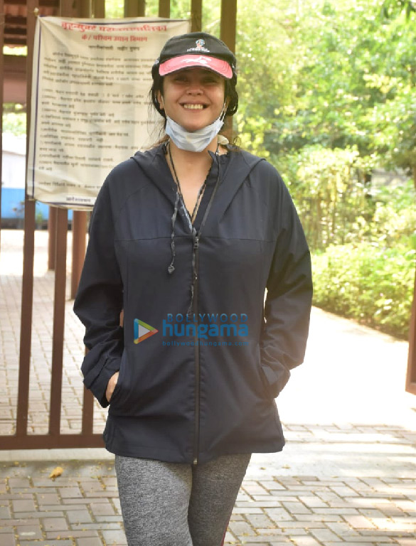 photos ekta kapoor snapped in juhu 3