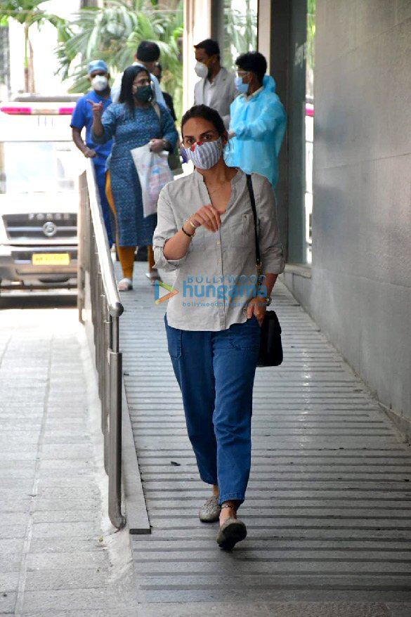 photos esha deol snapped at hinduja hospital 3