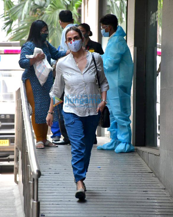 Photos: Esha Deol snapped at Hinduja Hospital