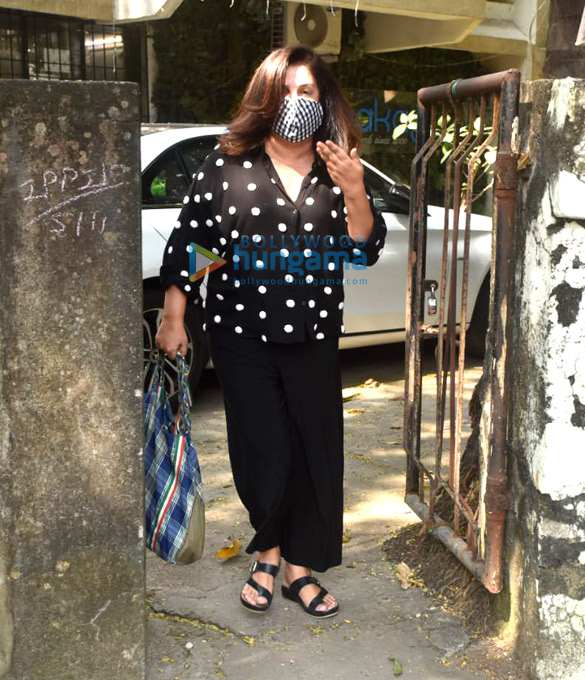 Photos: Farah Khan snapped outside a salon in Juhu Photos: Farah Khan snapped outside a salon in Juhu