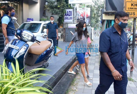 photos farhan akhtar and shibani dandekar snapped in bandra 3