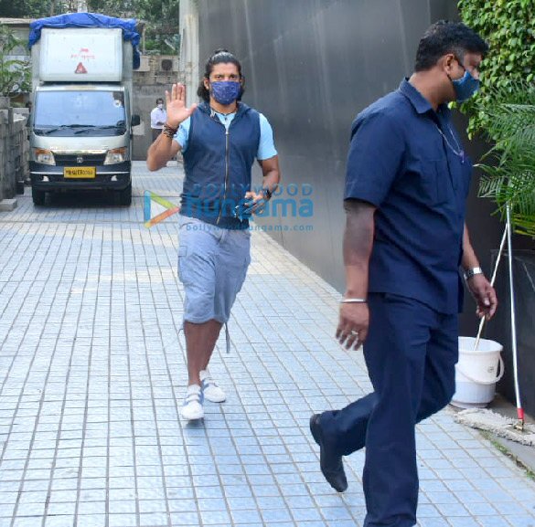 photos farhan akhtar and shibani dandekar snapped in bandra 5