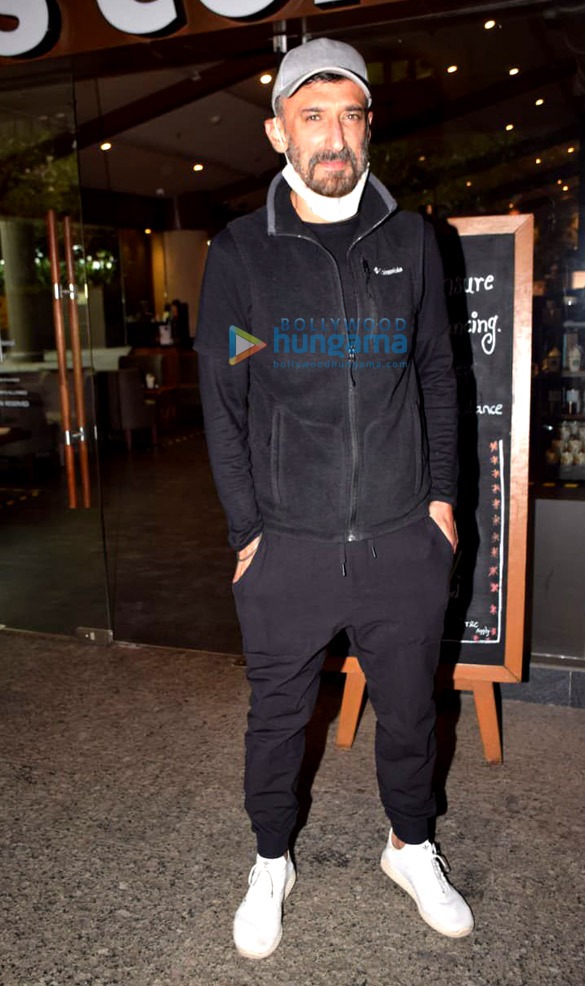 photos hina khan neha kakkar rohanpreet singh and rahul dev snapped at the airport