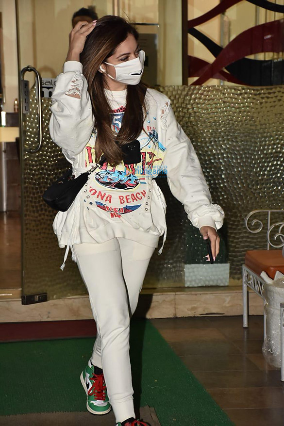 Photos: Kanika Kapoor snapped at Muah salon in Bandra