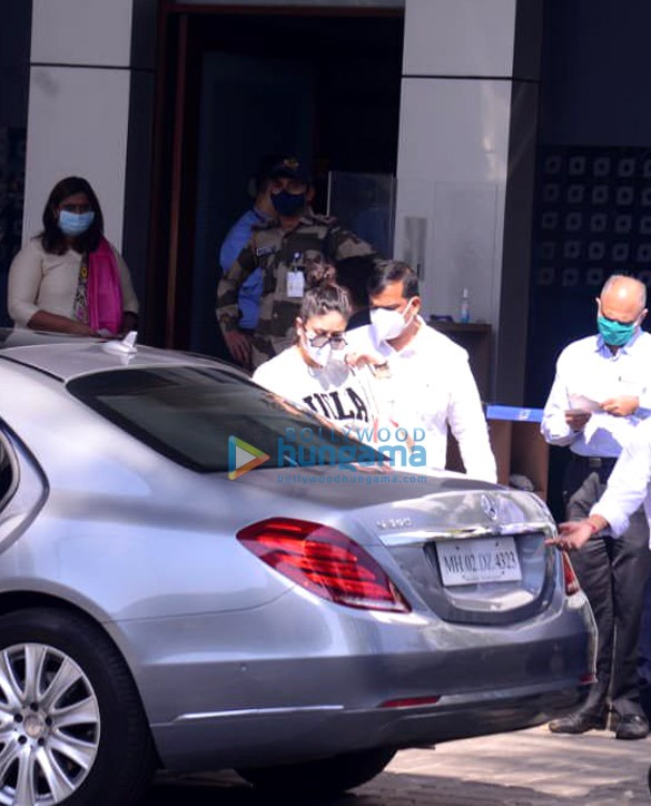photos kareena kapoor khan malaika arora and ahan shetty snapped at the kalina airport 4