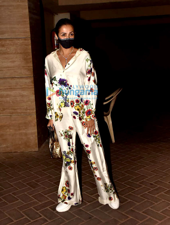 photos kareena kapoor khan malaika arora and manish malhotra spotted at karan johars house in bandra 4