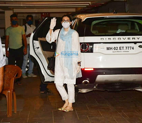 Photos: Karisma Kapoor spotted at Kareena Kapoor Khan’s house Photos: Karisma Kapoor spotted at Kareena Kapoor Khan’s house