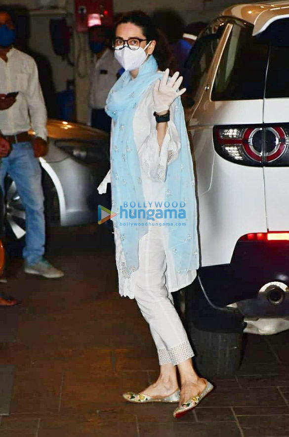photos karisma kapoor spotted at kareena kapoor khans house 3