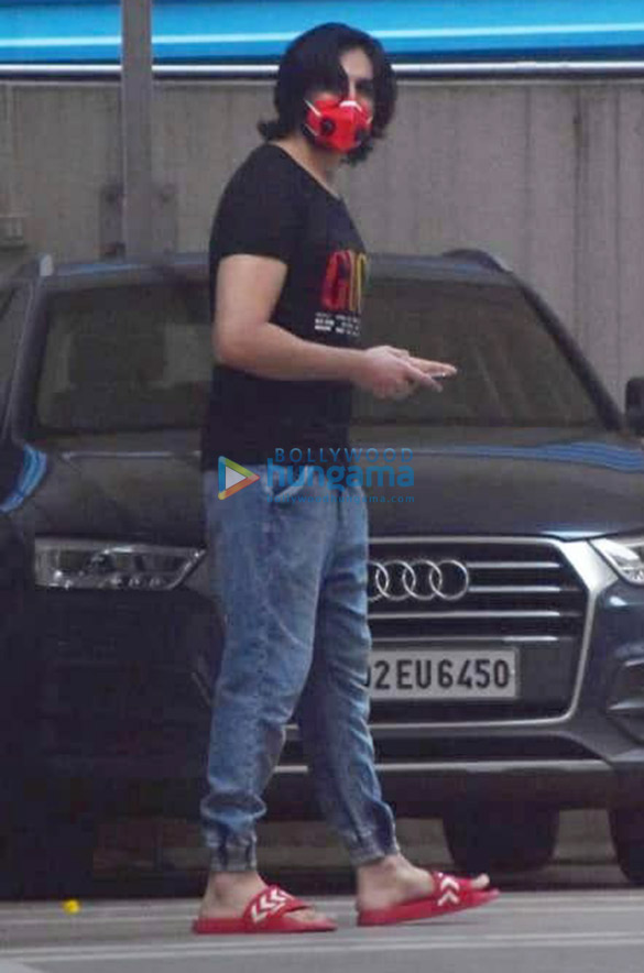 Photos: Kartik Aaryan snapped in Juhu Photos: Kartik Aaryan snapped in Juhu
