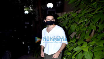 Photos: Kartik Aaryan snapped in Juhu