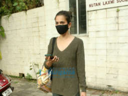 Photos: Kriti Kharbanda snapped at a clinic in Juhu