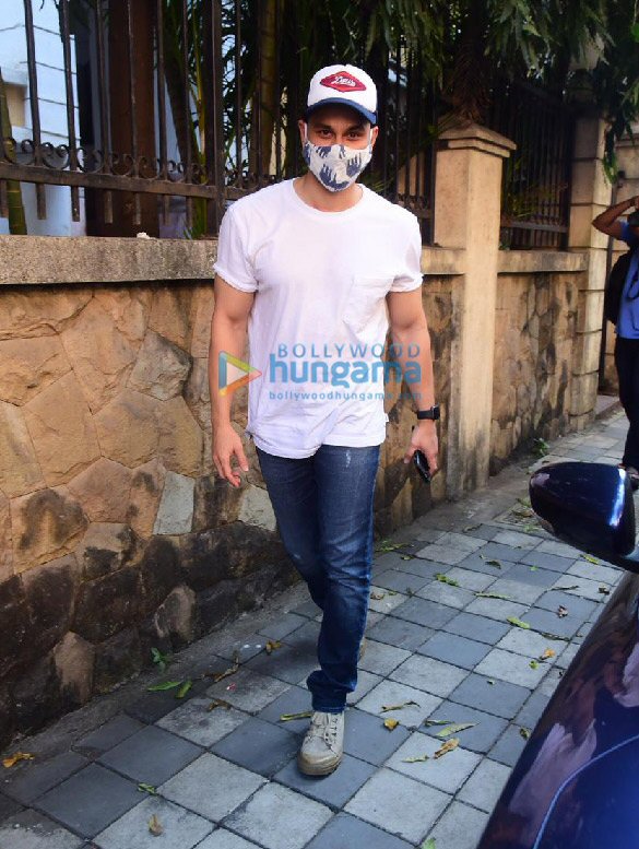 photos kunal kemmu snapped at santacruz 2