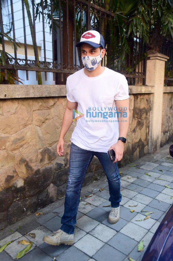photos kunal kemmu snapped at santacruz 5