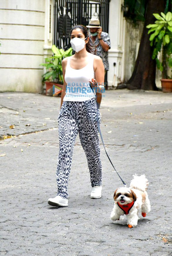 photos malaika arora and sophie choudry spotted with their pets for a walk 4