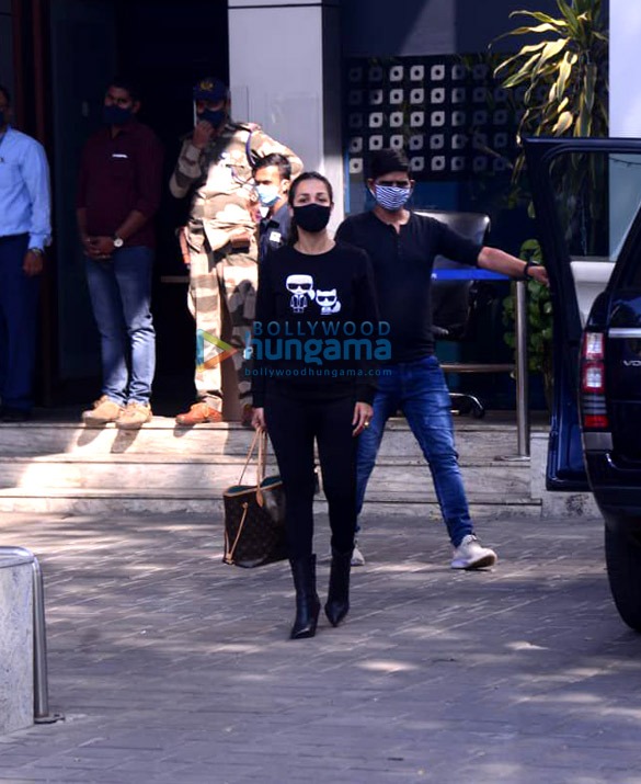 photos malaika arora snapped at the kalina airport 1