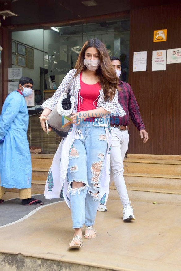 photos nupur sanon snapped with her pet zoei outside a pet clinic 2