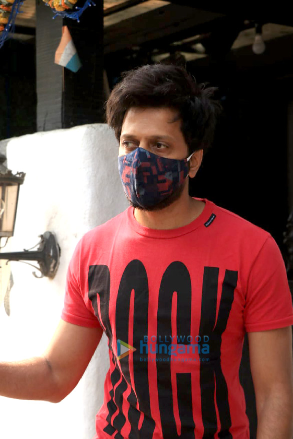 photos riteish deshmukh snapped at hakims aalim salon in bandra 1