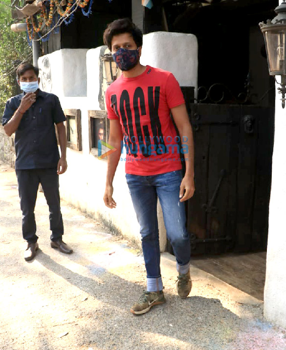 photos riteish deshmukh snapped at hakims aalim salon in bandra 2