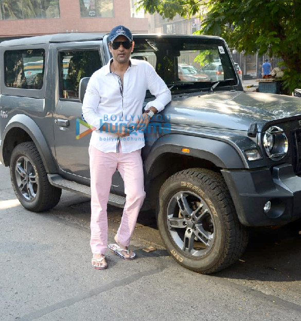 photos rohit roy spotted at kromakay salon in juhu 2