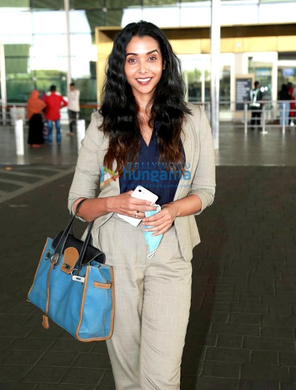 photos sara ali khan pooja hegde anupriya goenka and karanvir bohra snapped at the airport