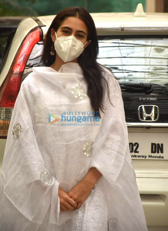 Photos: Sara Ali Khan and Abhishek Bachchan snapped at dubbing studio in Juhu Photos: Sara Ali Khan and Abhishek Bachchan snapped at dubbing studio in Juhu