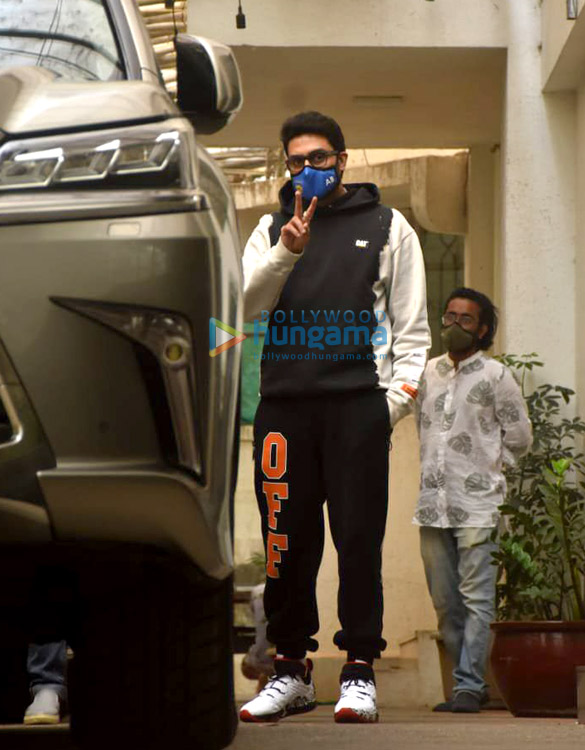 photos sara ali khan and abhishek bachchan snapped at dubbing studio in juhu 4