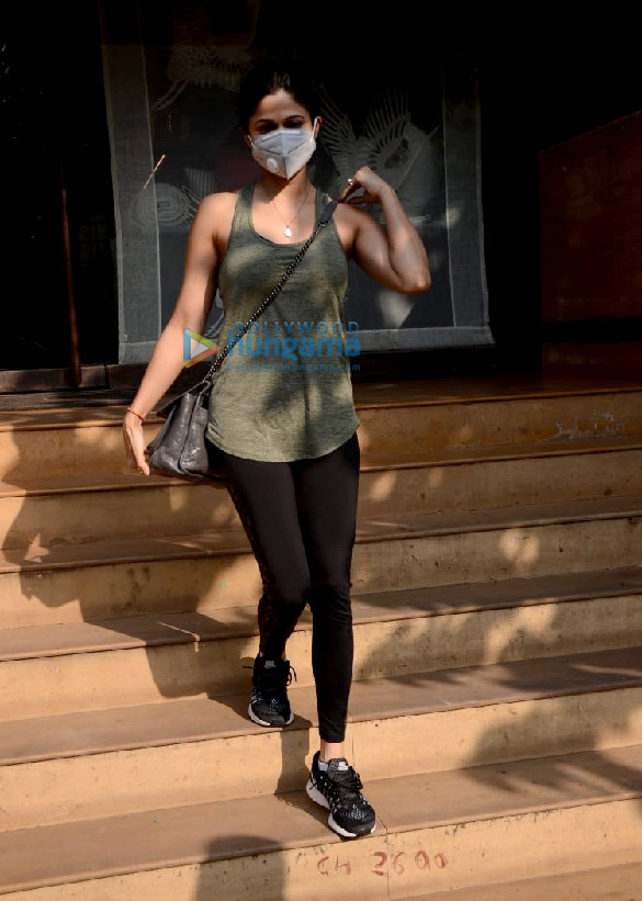 photos shamita shetty snapped in juhu 3