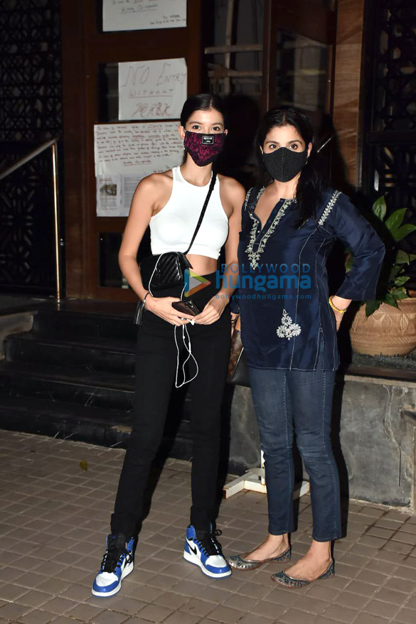 photos shanaya kapoor snapped with her mother at banty house in bandra 2