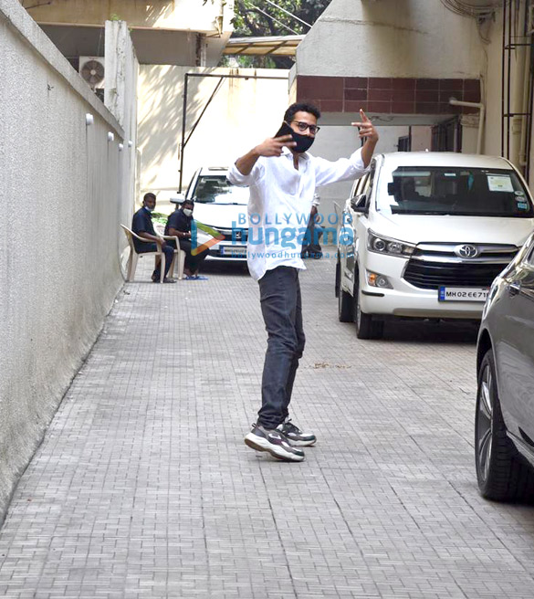 photos siddhant chaturvedi snapped at old dharma office 3
