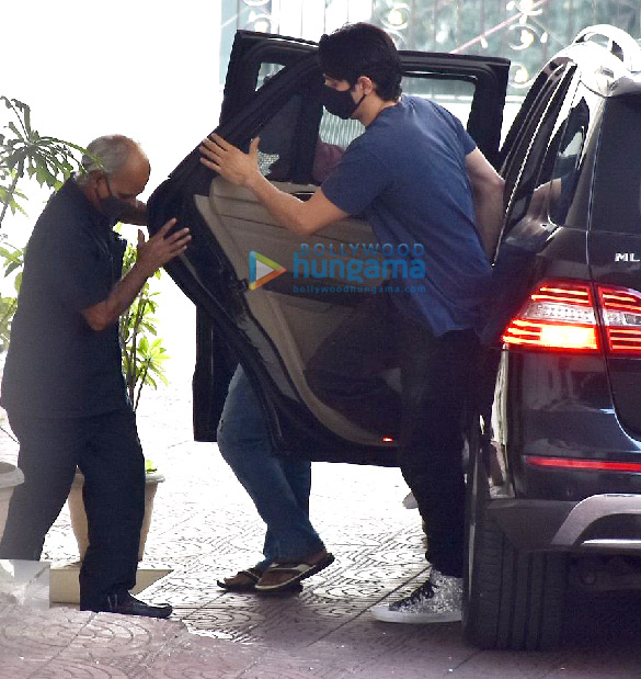 photos sidharth malhotra and gauri khan snapped outside the formers new house in bandra 3