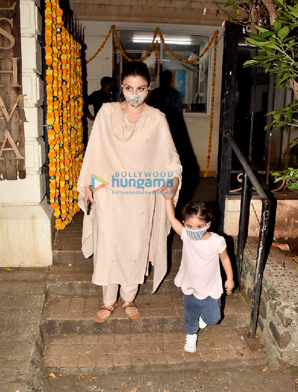 photos soha ali khan and inaaya naumi kemmu snapped in bandra 2