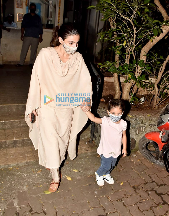photos soha ali khan and inaaya naumi kemmu snapped in bandra 3
