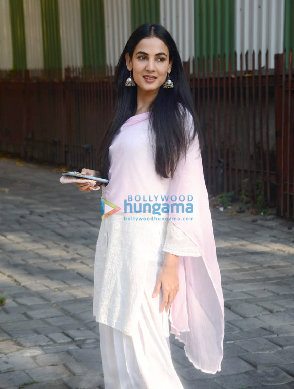 photos sonal chauhan snapped at natures basket in juhu 1