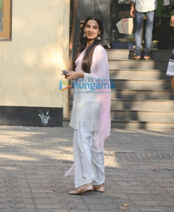 photos sonal chauhan snapped at natures basket in juhu 2