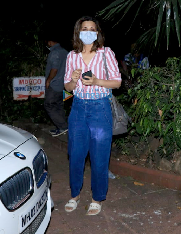 Photos: Sonali Bendre snapped after a shoot in Bandra