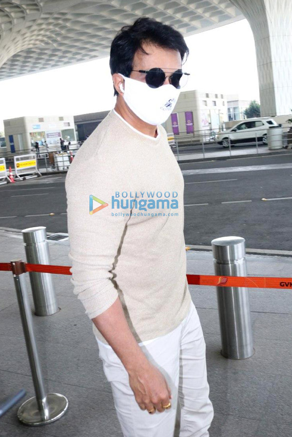 Photos: Sonu Sood and Shivamani snapped at the airport Photos: Sonu Sood and Shivamani snapped at the airport