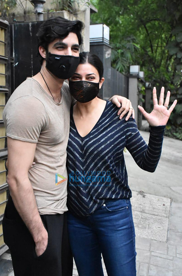 photos sushmita sen with boyfriend rohman shawl snapped at bandra 2