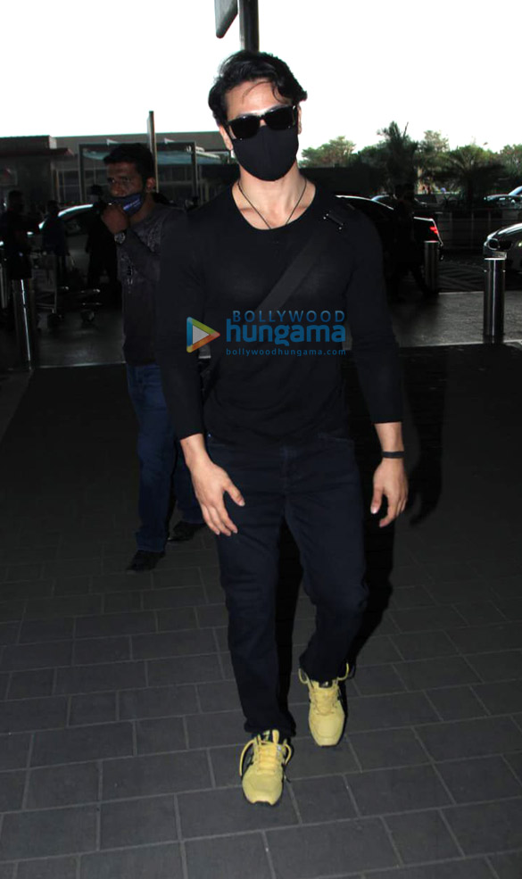 photos tiger shroff and disha patani snapped at the airport 3