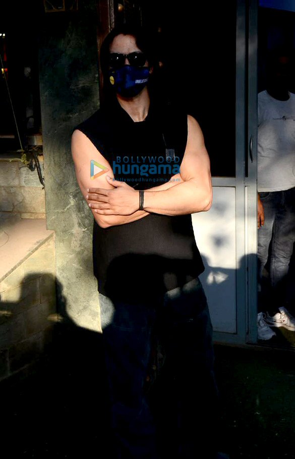 photos tiger shroff and sunny singh nijjar snapped in juhu 2